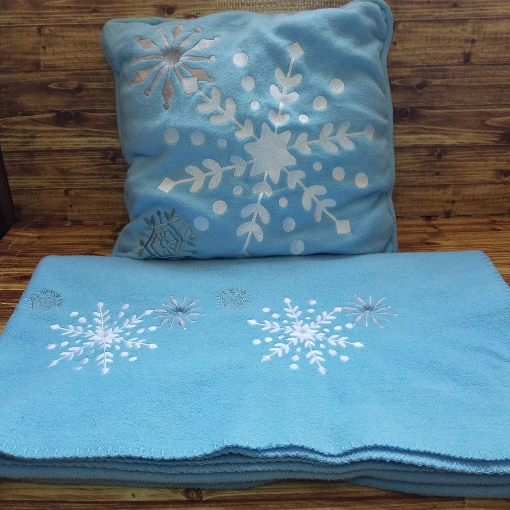 Martha Stewart Everyday Blue Snowflake Pillow & Blanket Set Fleece Blanket